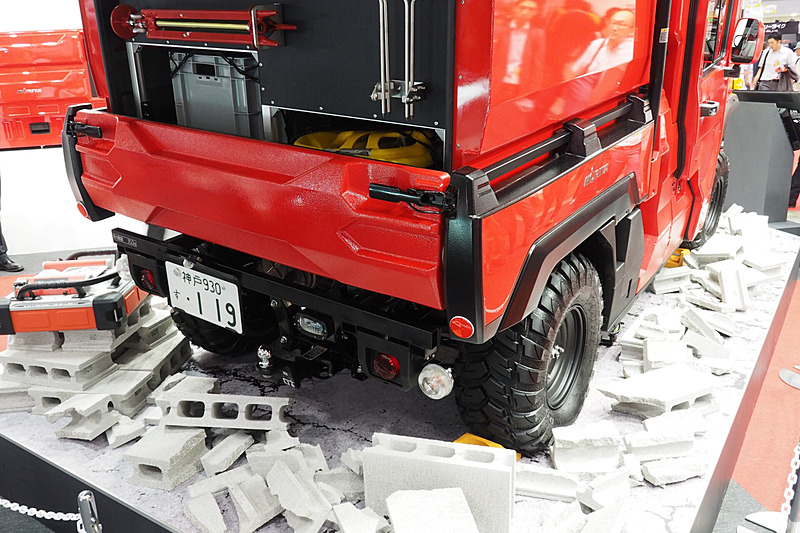 後部は入れ替え可能なほか、牽引のためのヒッチメンバーも装備する