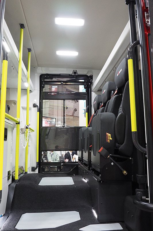 後部座席は椅子も跳ね上げられ立って作業もできるスペースがある。消防服とヘルメットを装着しても乗り降りは容易だ