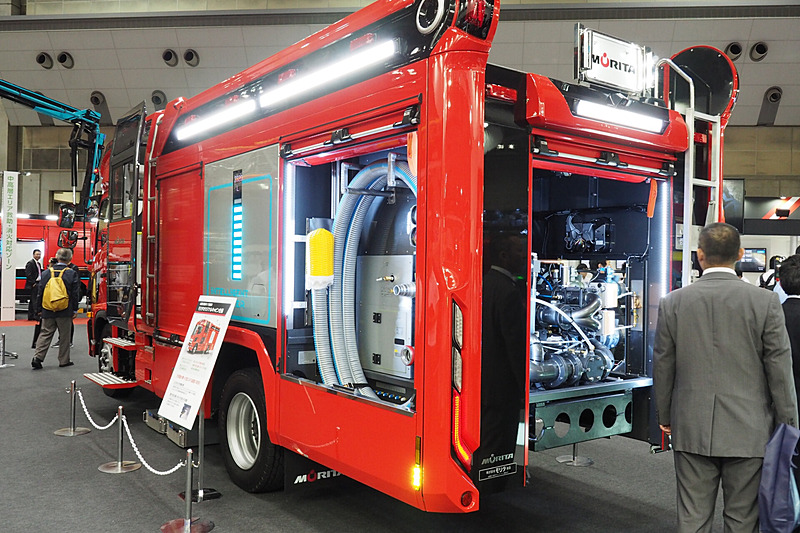 後部の架装は2500Lの水槽とCAFS装置、さらに資機材の収納スペースもある