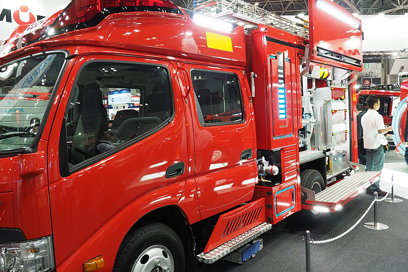 スイング式の収納扉で収納スペースを最大限活用できる