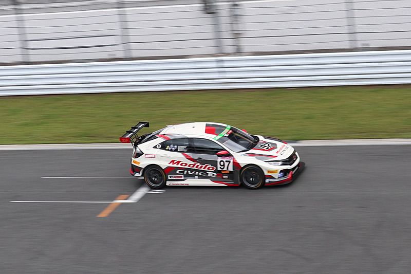 6月2日の決勝レースに向けた予選の走行を実施中