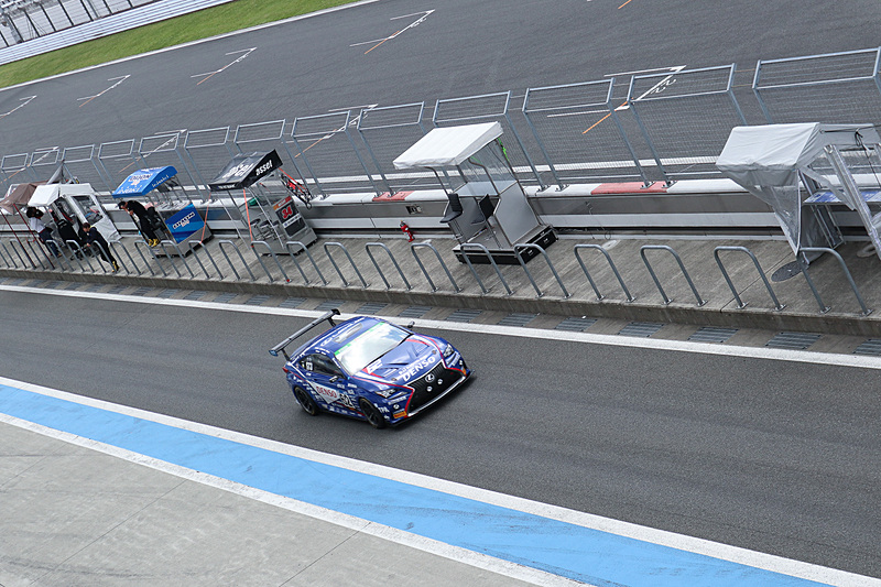 6月2日の決勝レースに向けた予選の走行を実施中