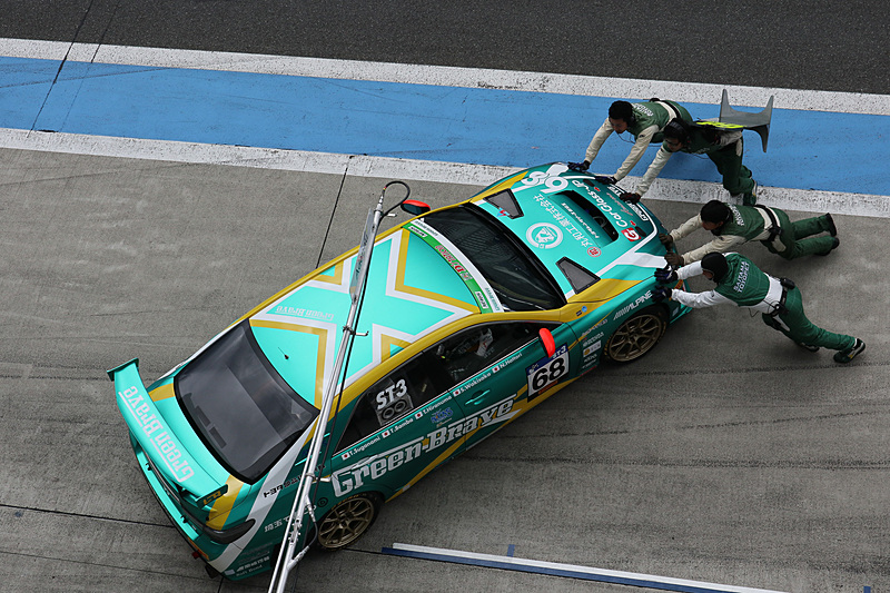 6月2日の決勝レースに向けた予選の走行を実施中