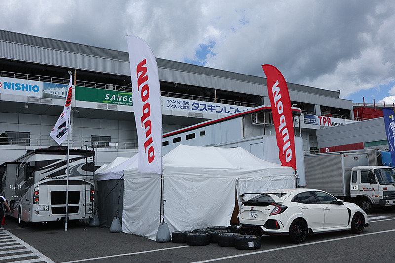 ピットスペースでも予選、翌日の決勝レースに向けて用意が進む