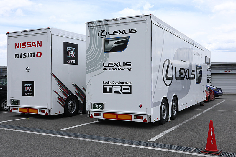 ピットスペースでも予選、翌日の決勝レースに向けて用意が進む