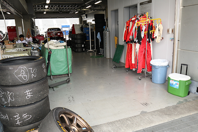 ピットスペースでも予選、翌日の決勝レースに向けて用意が進む