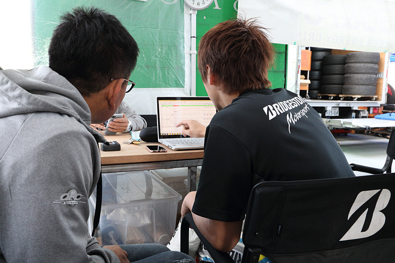 佐々木選手にデータロガーなどを確認してもらう