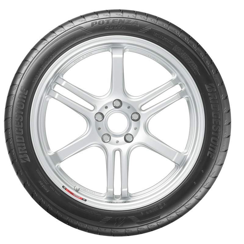 シンプルながら排水性能の高いトレッドデザイン