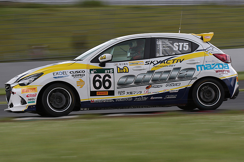 ST-5クラスの66号車 odula Idia MAZDA デミオ15MB（橋本陸／霜野誠友選手他）