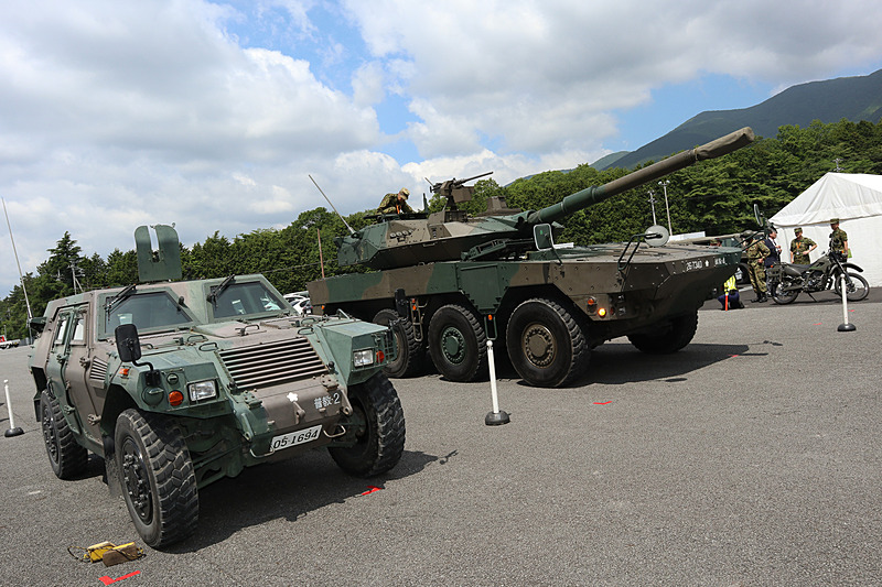 「軽装甲機動車」や「偵察用オートバイ」なども展示