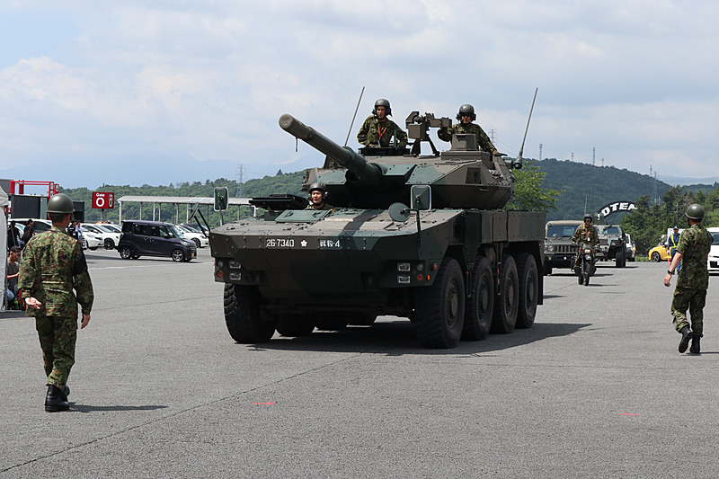 自衛隊の各車両が到着すると、周囲にはあっという間に人だかりができた