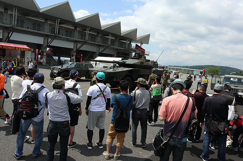 自衛隊の各車両が到着すると、周囲にはあっという間に人だかりができた