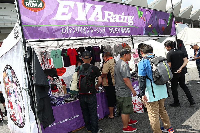 エヴァンゲリオンレーシングはアパレル製品の販売コーナーも設置している