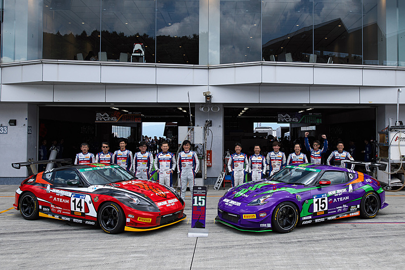 エヴァンゲリオンレーシングは、甲野将也選手、市森友明選手、輿水敏明選手、山﨑学選手、大原学選手、島澤隆彦選手の6人がドライブする「＃15 エヴァRT初号機 岡部自動車 Z34」（右）と、小松一臣選手、檜井保孝選手、藤原誠選手、安宅光徳選手、長島正明選手、勝亦勇雅選手の6人がドライブする「＃14エヴァRT弐号機 岡部自動車 Z34」（左）の2台でスーパー耐久シリーズのST-3クラスを戦う