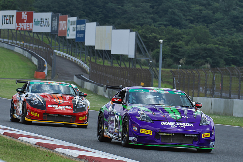 エヴァンゲリオンレーシングは、甲野将也選手、市森友明選手、輿水敏明選手、山﨑学選手、大原学選手、島澤隆彦選手の6人がドライブする「＃15 エヴァRT初号機 岡部自動車 Z34」（右）と、小松一臣選手、檜井保孝選手、藤原誠選手、安宅光徳選手、長島正明選手、勝亦勇雅選手の6人がドライブする「＃14エヴァRT弐号機 岡部自動車 Z34」（左）の2台でスーパー耐久シリーズのST-3クラスを戦う