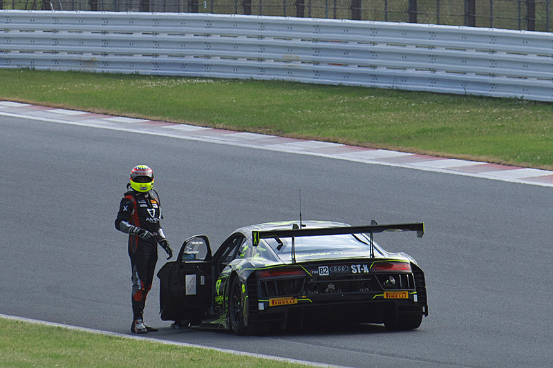 82号車「Phoenix Racing Asia R8」。1コーナーで59号車「DAMD MOTUL ED WRX STI」に突っ込み、左フロント付近を破損してコース上で動けなくなった