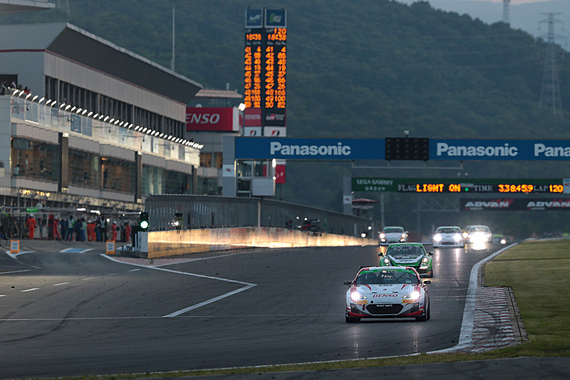 日没を迎えた富士スピードウェイ