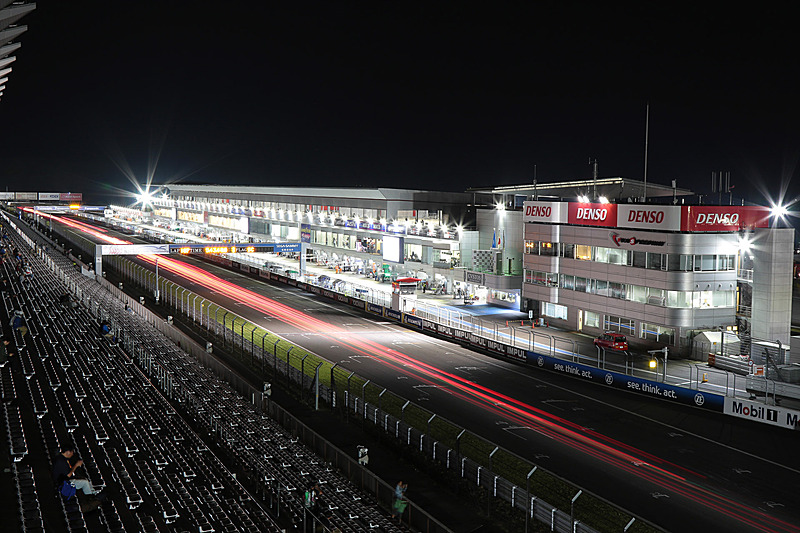 鮮やかな色合いのテールライトが軌跡を残すナイトレースが続く