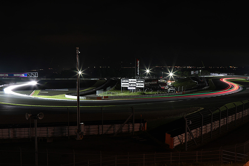 鮮やかな色合いのテールライトが軌跡を残すナイトレースが続く