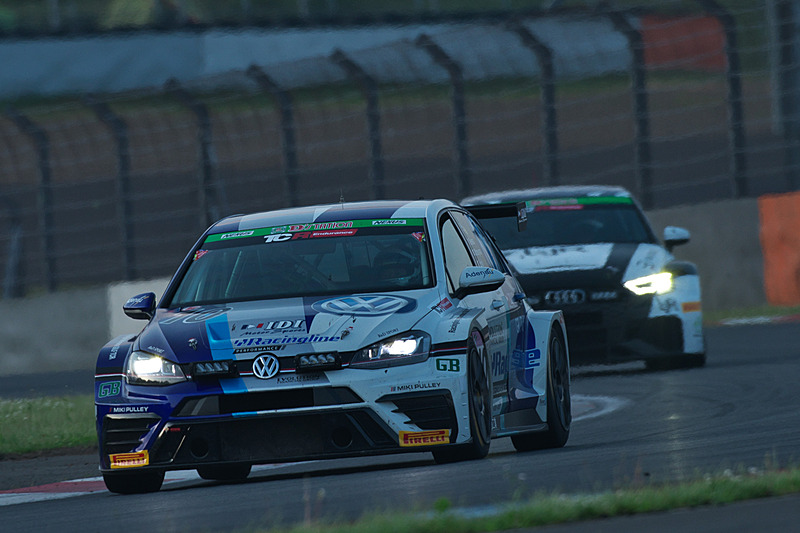 ST-TCRクラスでトップを走る10号車「Racingline PERFORMANCE GOLF TCR」