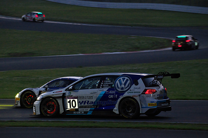ST-TCRクラスでトップを走る10号車「Racingline PERFORMANCE GOLF TCR」