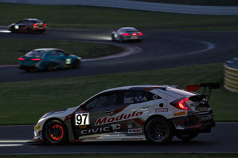 一時スローダウンしたものの、挽回して3番手にポジションアップした97号車「Modulo CIVIC TCR」