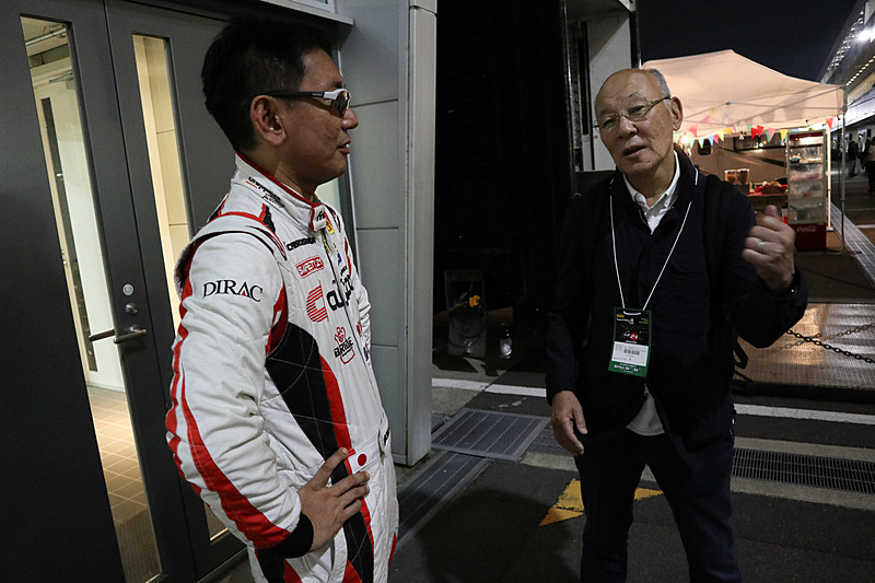 レース界の大先輩に富士スピードウェイでの24レースのコツを質問する橋本氏。これに対して50年前の富士24時間レースにドライバーとして参加した日下部氏は「そうだねぇ、じゃあ30度バンクについては……」と回答。ジョークを交えつつ、レース展開などについて語った