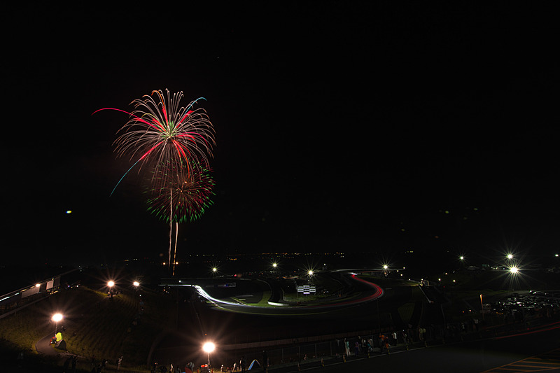 20時過ぎにはコースサイドから花火が打ち上げられた