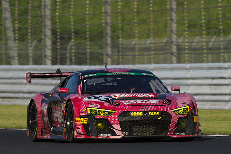ST-Xクラスの83号車「Phoenix racing Asia R8」が総合トップに躍り出た