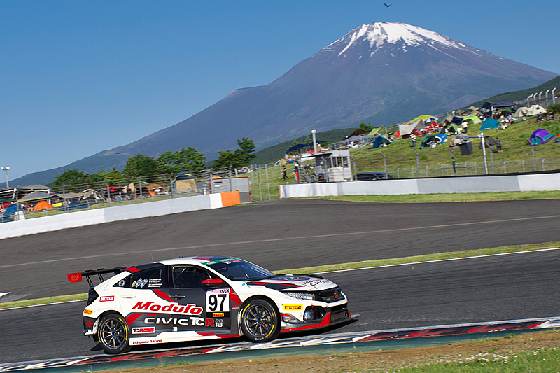 97号車「Modulo CIVIC TCR」。15時間経過時点でトップを走行していたが、トラブルによりポジションダウン