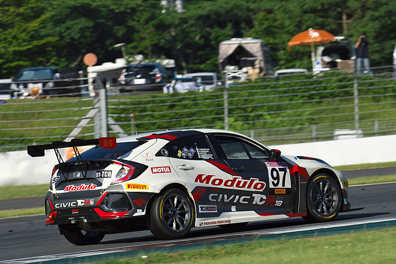 97号車「Modulo CIVIC TCR」。15時間経過時点でトップを走行していたが、トラブルによりポジションダウン