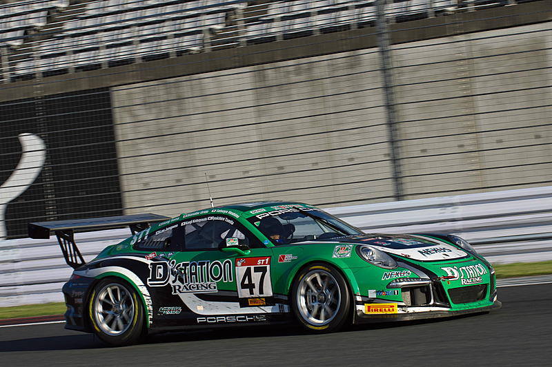 ST-1クラスの47号車「D'station Porsche cup」は総合7番手を走行中
