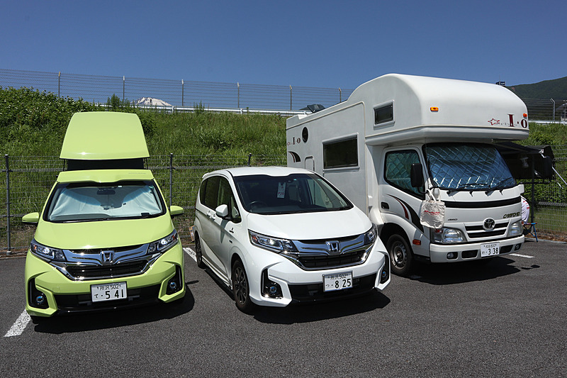 車内で寝泊まりできるキャンピングカー2台を含むホンダアクセスのホスピタリティコーナー。ホンダアクセスのスタッフはこの車両で決勝レース開催中の一晩を過ごし、24時間体制でホスピタリティサービスに務めた