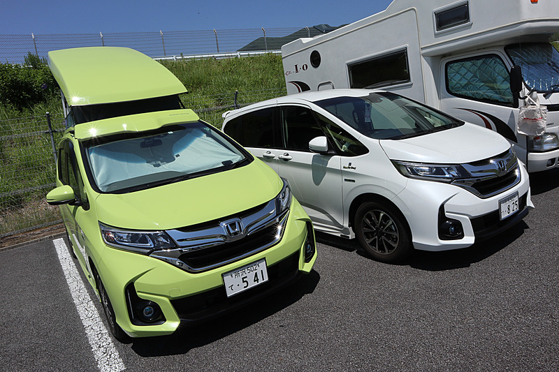 車内で寝泊まりできるキャンピングカー2台を含むホンダアクセスのホスピタリティコーナー。ホンダアクセスのスタッフはこの車両で決勝レース開催中の一晩を過ごし、24時間体制でホスピタリティサービスに務めた