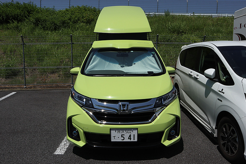 フリード＋ DOG LOVERは、2名が就寝できるポップアップルーフを用意するコンパクトキャンパー。アウトドアレジャーだけでなく、耐久レースの観戦にもぴったり