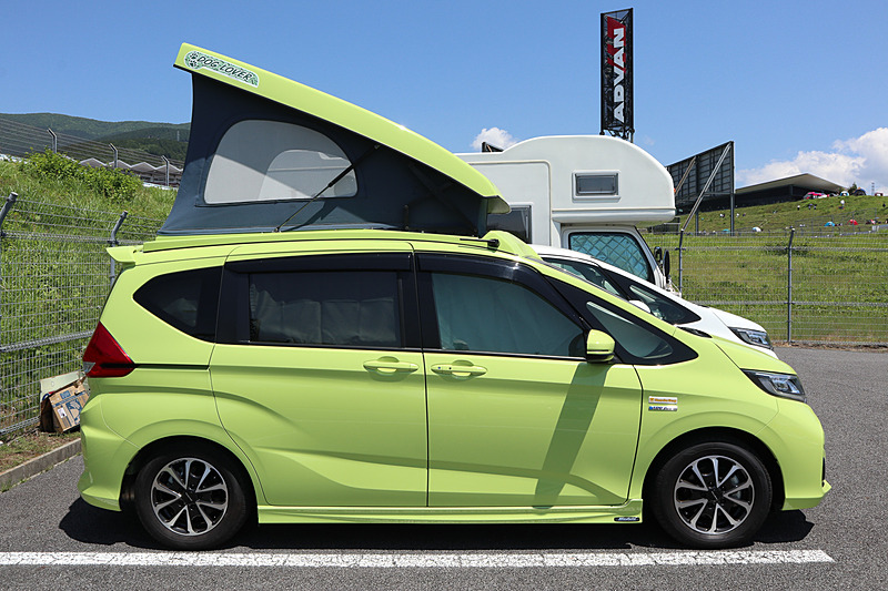 フリード＋ DOG LOVERは、2名が就寝できるポップアップルーフを用意するコンパクトキャンパー。アウトドアレジャーだけでなく、耐久レースの観戦にもぴったり