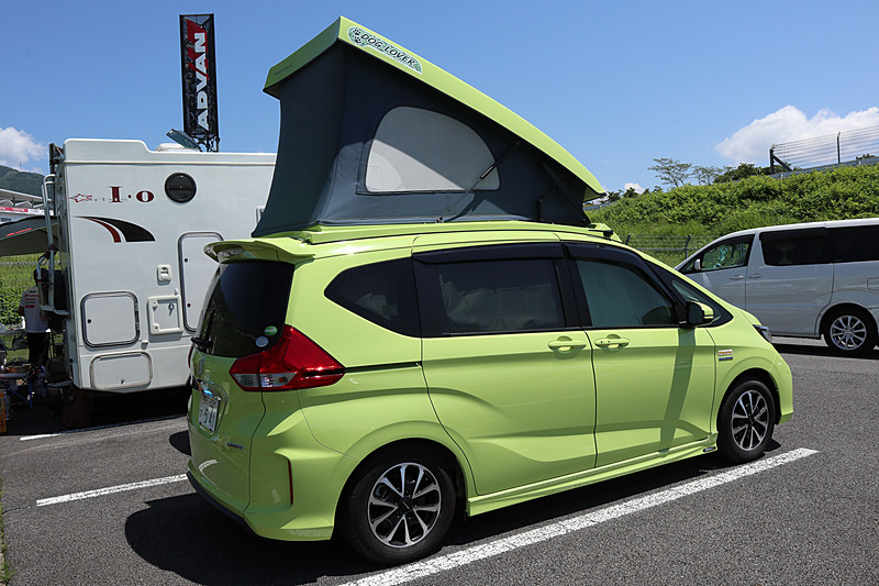 フリード＋ DOG LOVERは、2名が就寝できるポップアップルーフを用意するコンパクトキャンパー。アウトドアレジャーだけでなく、耐久レースの観戦にもぴったり