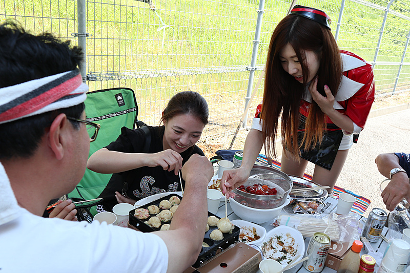 大阪出身というスタッフの指導を交えて“たこパ”モード