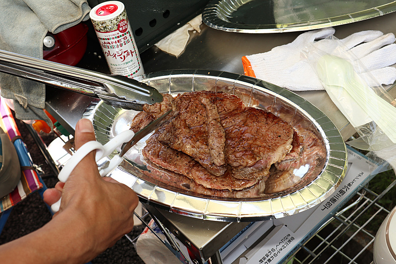 鉄板を使って豪快にステーキも