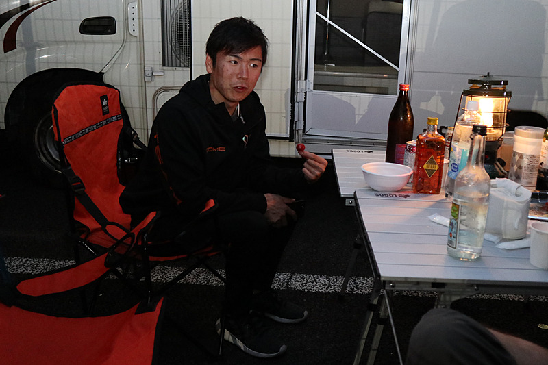 ナイトセッションのドラビングを終えた大津弘樹選手も休憩に訪れ、97号車「Modulo CIVIC TCR」のコンディションなどについて語っていた