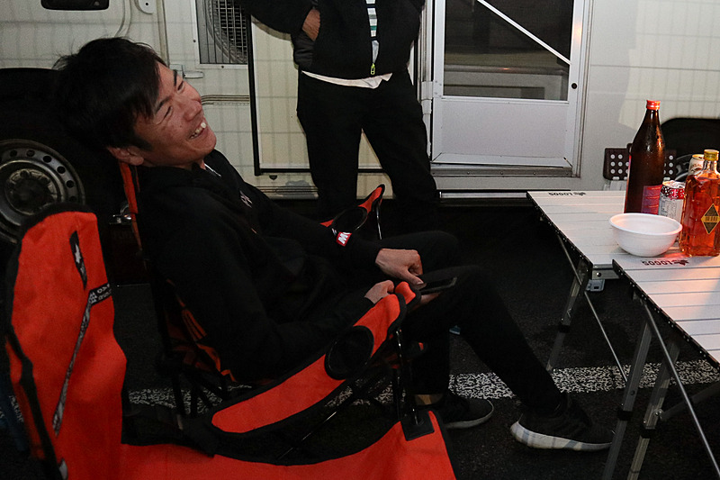 ナイトセッションのドラビングを終えた大津弘樹選手も休憩に訪れ、97号車「Modulo CIVIC TCR」のコンディションなどについて語っていた