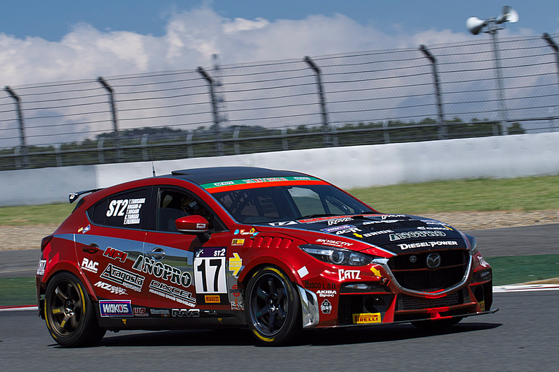 ST-2クラス2位の17号車「DXLアラゴスタNOPROアクセラSKY-D」