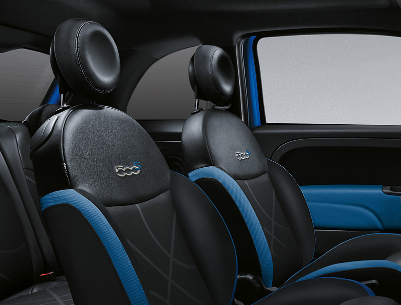 イタリアブルー・メタリックのボディカラーの場合、500S専用デザインファブリックシートは「ブルー/ブラック」の組み合わせ