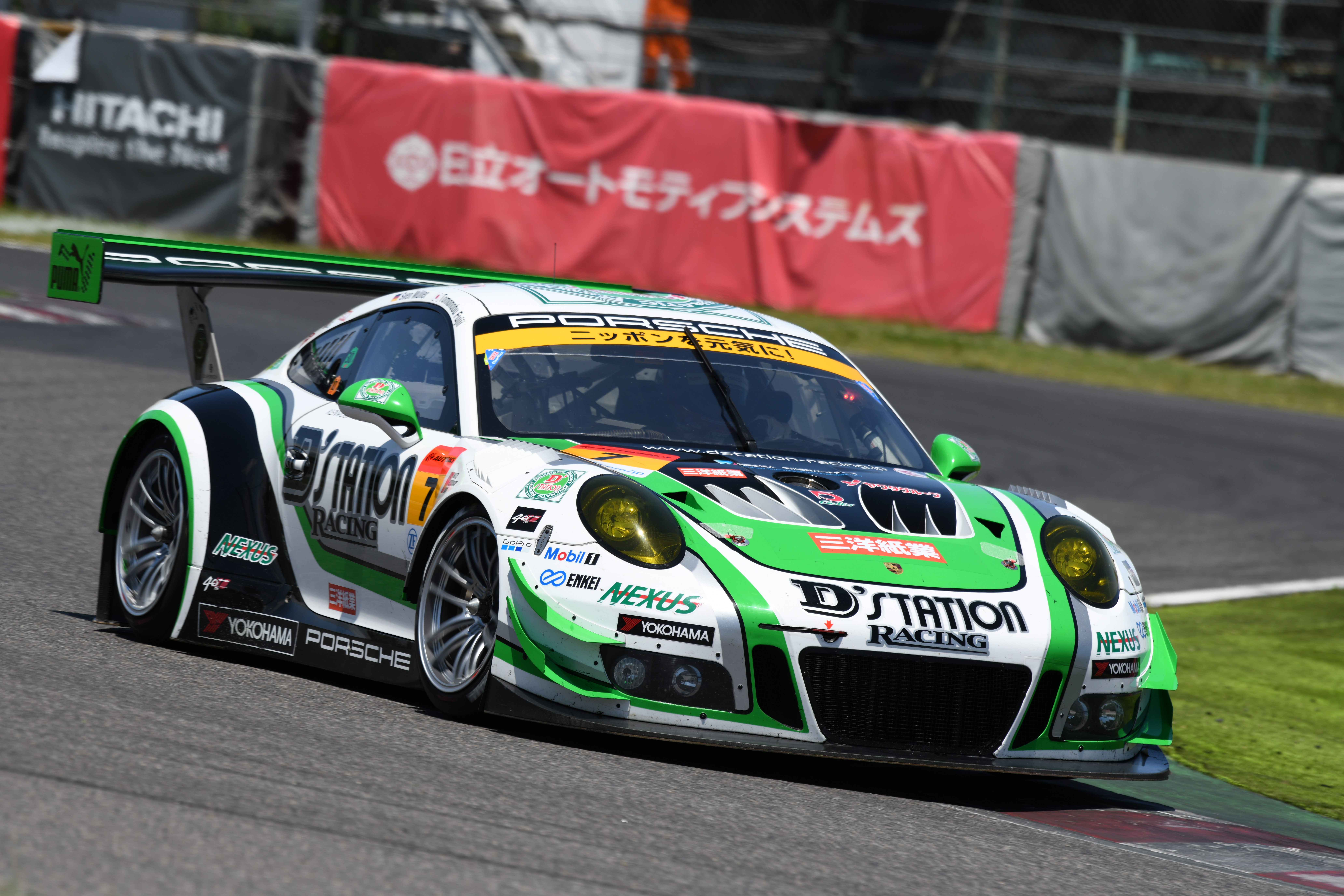 【D850オリジナル画像】AF-S NIKKOR 200-500mm f/5.6E ED VR<br>350mm 1/640sec f6.3 ISO100 ＋0.7補正 ホワイトバランス：オート ピクチャーコントロール：オート アクティブD-ライティング：OFF（鈴鹿サーキット）