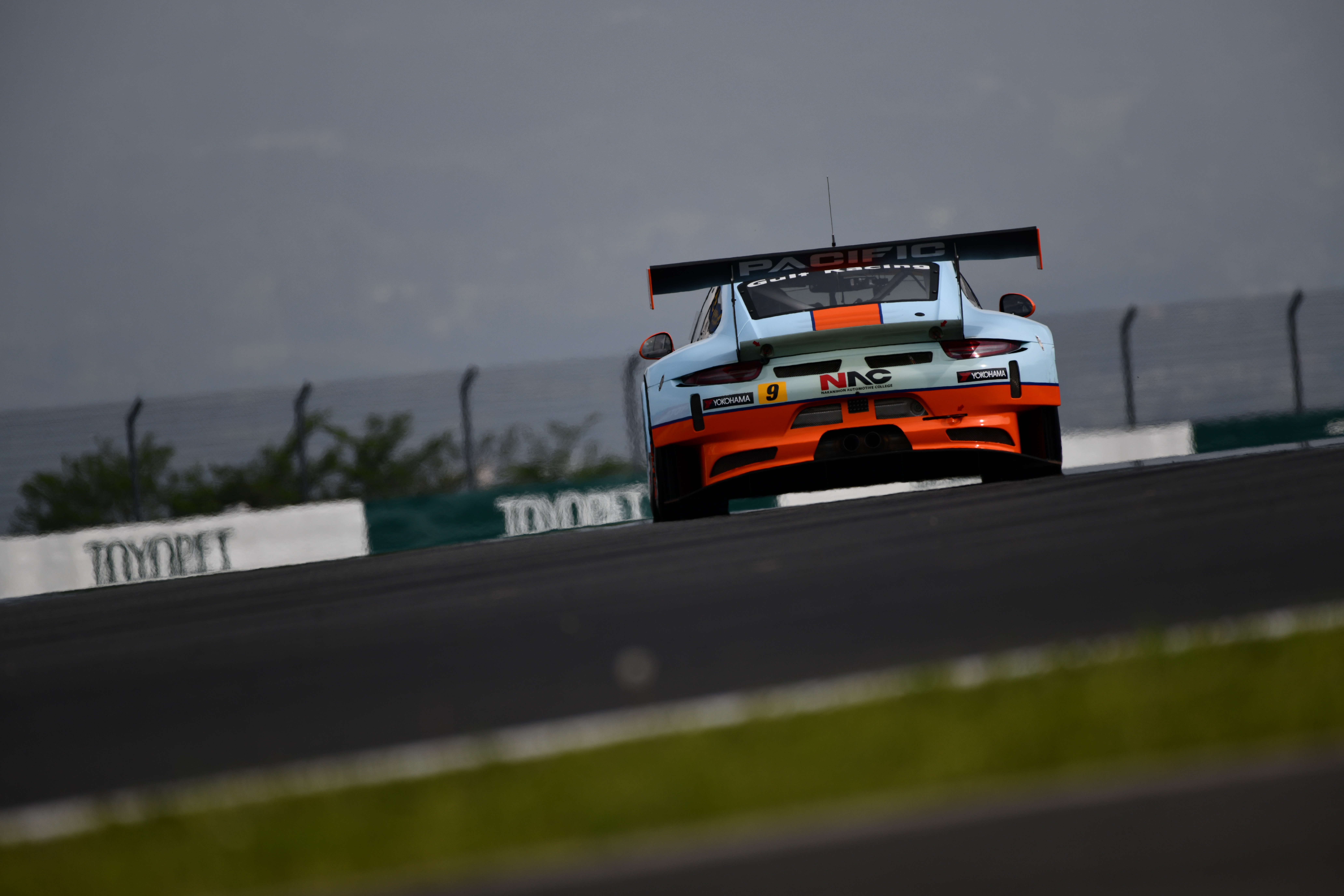 【D850オリジナル画像】AF-S NIKKOR 200-500mm f/5.6E ED VR<br>500mm 1/1000sec f5.6 ISO125 ホワイトバランス：オート ピクチャーコントロール：オート アクティブD-ライティング：オート（富士スピードウェイ）