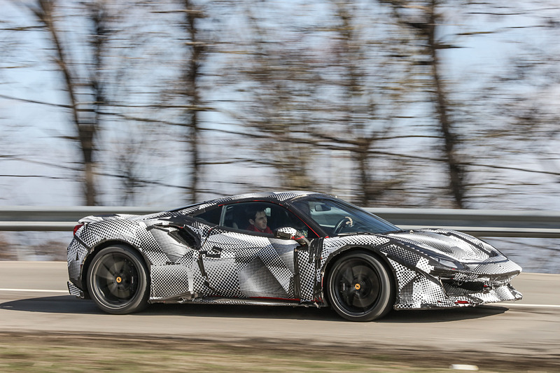 「360 チャレンジ ストラダーレ」「430 スクーデリア」「458 スペチアーレ」といった、フェラーリV8エンジンを搭載する特別なシリーズの後継モデルになる488 ピスタ。ボディサイズは4605×1975×1206mm（全長×全幅×全高）、乾燥重量1280kgとアナウンスされている