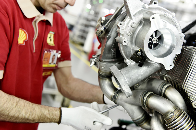 「F154CD」型エンジンでは、488 GTBが搭載する「F154CB」型エンジンから吸排気系をメインに専用チューニングが施された