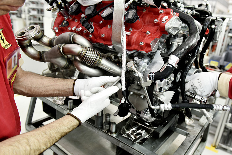 「F154CD」型エンジンでは、488 GTBが搭載する「F154CB」型エンジンから吸排気系をメインに専用チューニングが施された