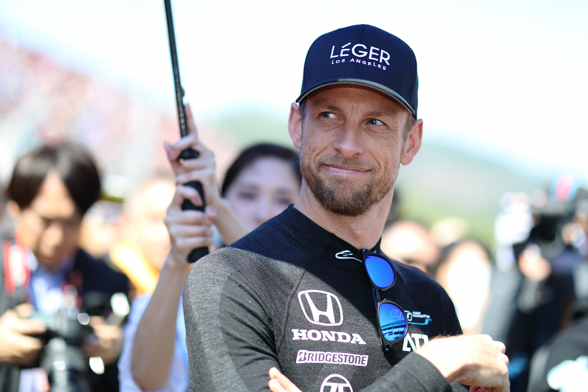 もちろん浮き立たせたい被写体はレースクイーンだけではありません