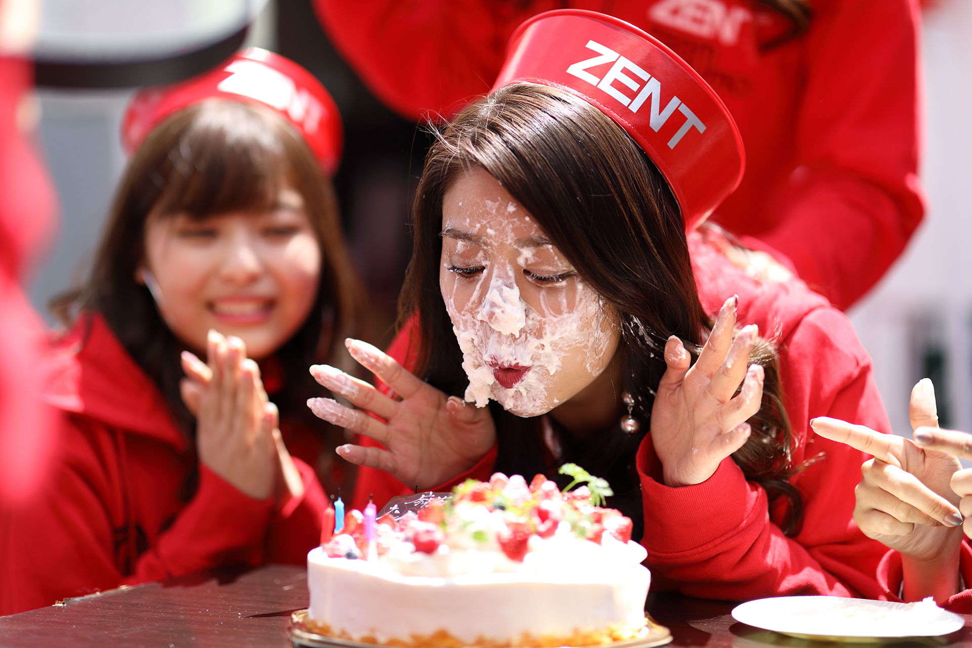 パドックでこんなシーンにも出会いました。左目にピントを合わせたつもりでしたが、被写体深度が浅いので、ワンショットAFの場合は被写体が動いていると当然ピントがずれてしまうこともあります。この場合右目にピントが合ってしまいました。残念。AFの動作は速いのですが、開放近くでの撮影では、わずかなタイムラグでも影響してしまいます（写真右はDPP4のスクリーンショット）